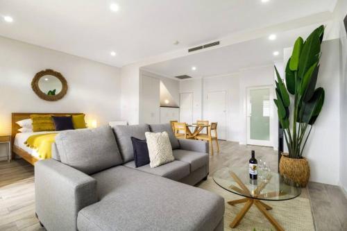 Stylish Studio close to City - Tap to explore photos