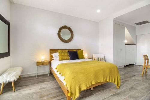 Stylish Studio close to City - Tap to explore photos