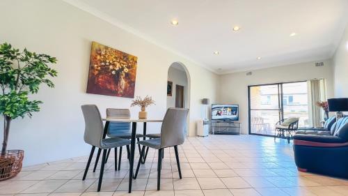 Carlton 3 beds unit - free parking - Tap to explore photos