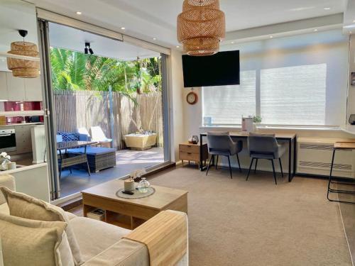 Beautiful 1 bedroom unit 1 block from Coogee beach - Tap to explore photos