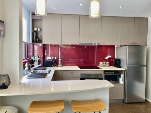 Beautiful 1 bedroom unit 1 block from Coogee beach - Tap to explore photos