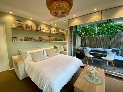 Beautiful 1 bedroom unit 1 block from Coogee beach - Tap to explore photos