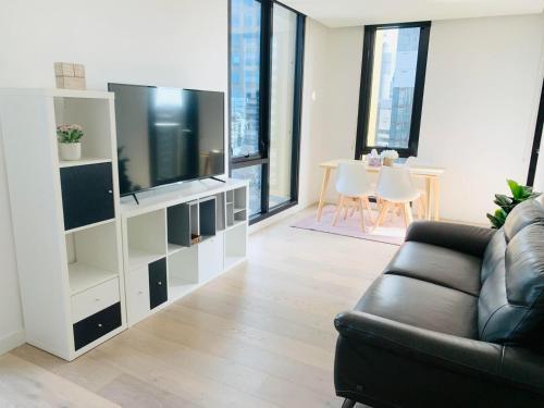 Melbourne CBD Empire Apartment - Tap to explore photos