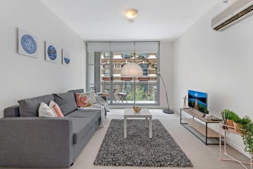 A Comfy & Modern Studio Near Darling Harbour - Tap to explore photos