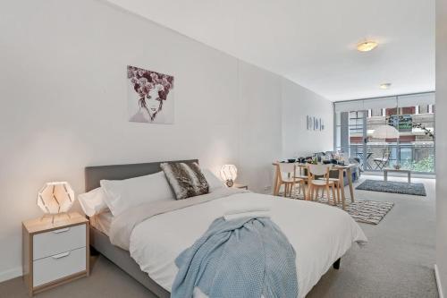 A Comfy & Modern Studio Near Darling Harbour - Tap to explore photos