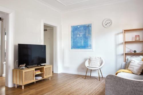 Manly Cosy Retreat - Short walk to beach - Tap to explore photos