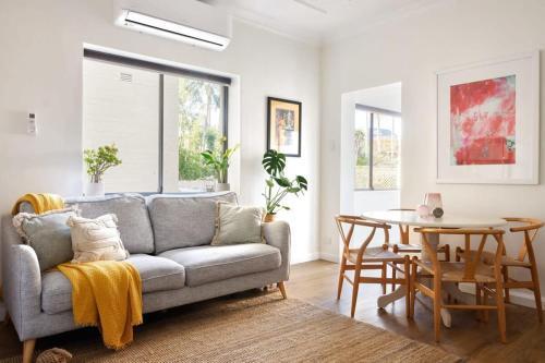 Manly Cosy Retreat - Short walk to beach - Tap to explore photos