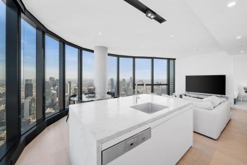 Sub Penthouse Apartment - 8408 - Tap to explore photos