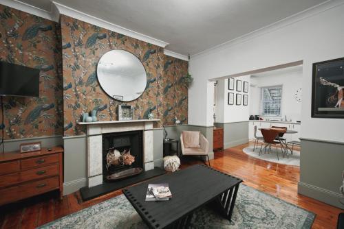 The Pavilion End - Central Paddington Apartment - Tap to explore photos