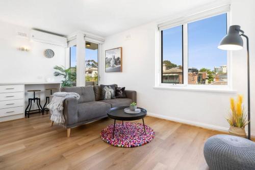 South Yarra apartment with stunning views - Tap to explore photos
