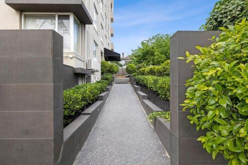 South Yarra apartment with stunning views - Tap to explore photos