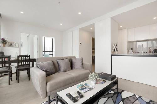 Modern 2 Beds Apartment with Amazing City View - Tap to explore photos