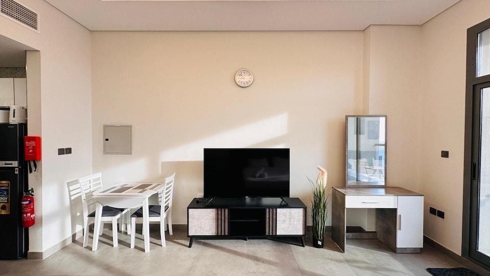 Upscale Studio Apartment Burj View with Balcony Free Parking by Belvilla - Tap to explore photos