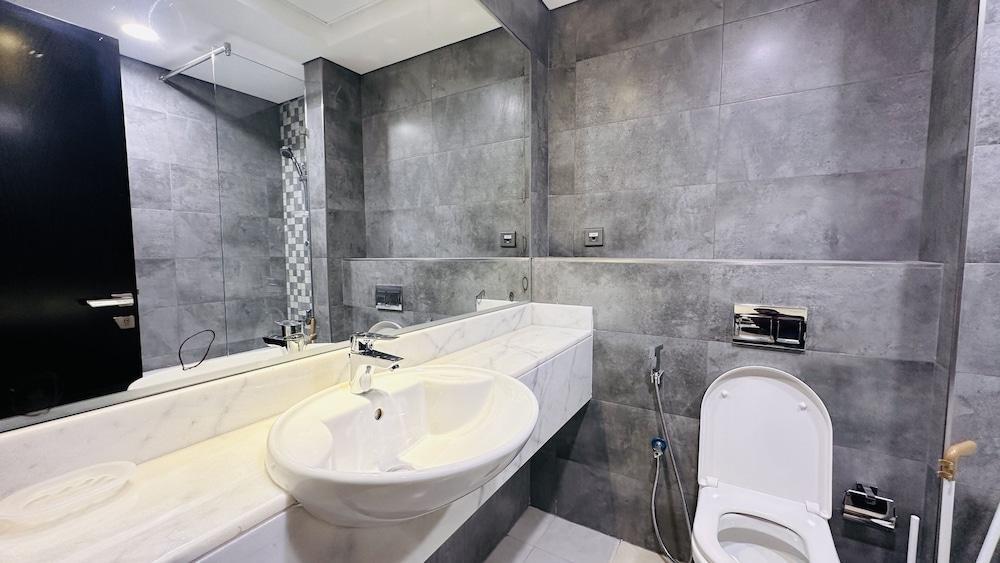 Upscale Studio Apartment Burj View with Balcony Free Parking by Belvilla - Tap to explore photos