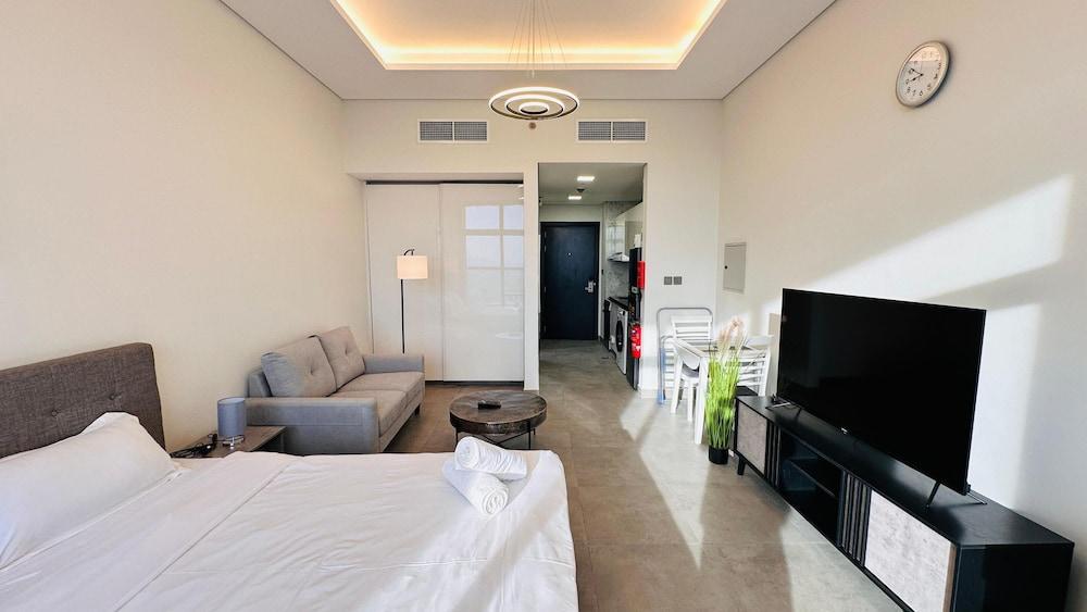 Upscale Studio Apartment Burj View with Balcony Free Parking by Belvilla - Tap to explore photos
