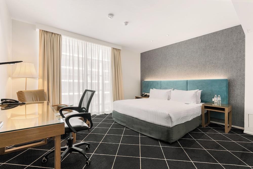 Furama Darling Harbour Room Type - Premier Plus King