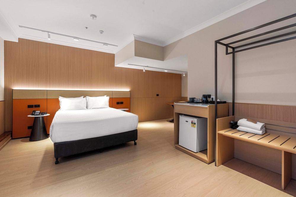 Furama Darling Harbour Room Type - Superior Accessible Queen
