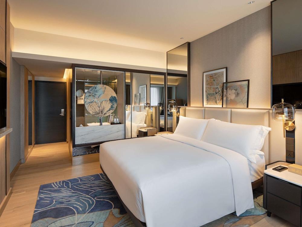 Movenpick Hotel Jakarta City Centre Room Type - Executive Room, 1 Queen Bed