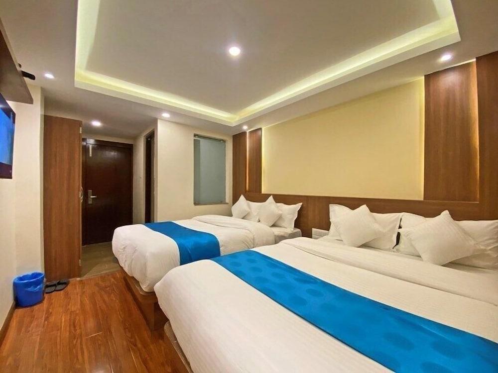 Hotel DipJyoti Room Type - Deluxe Quadruple Room
