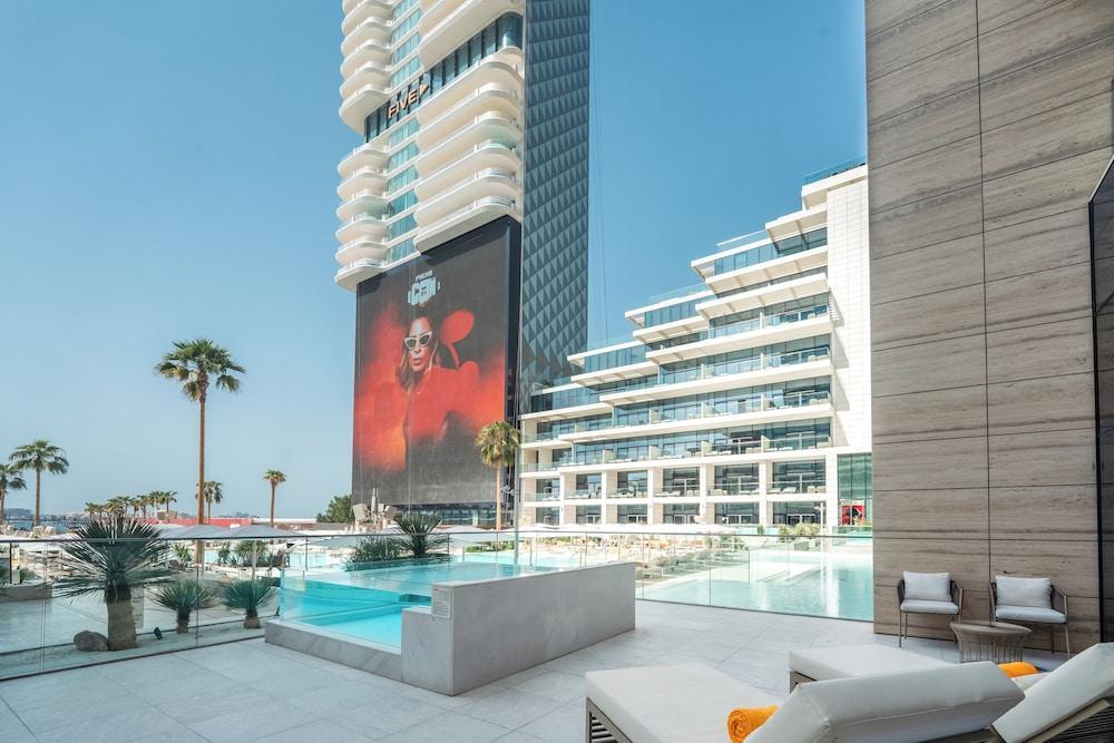 FIVE LUXE Room Type - 2 Bedroom Poolside Suite with Pool