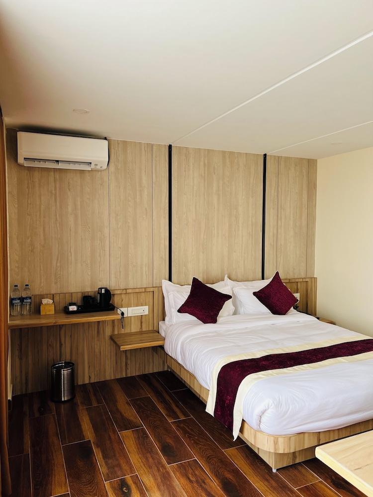Hotel Black Diamond Room Type - Deluxe Double Room