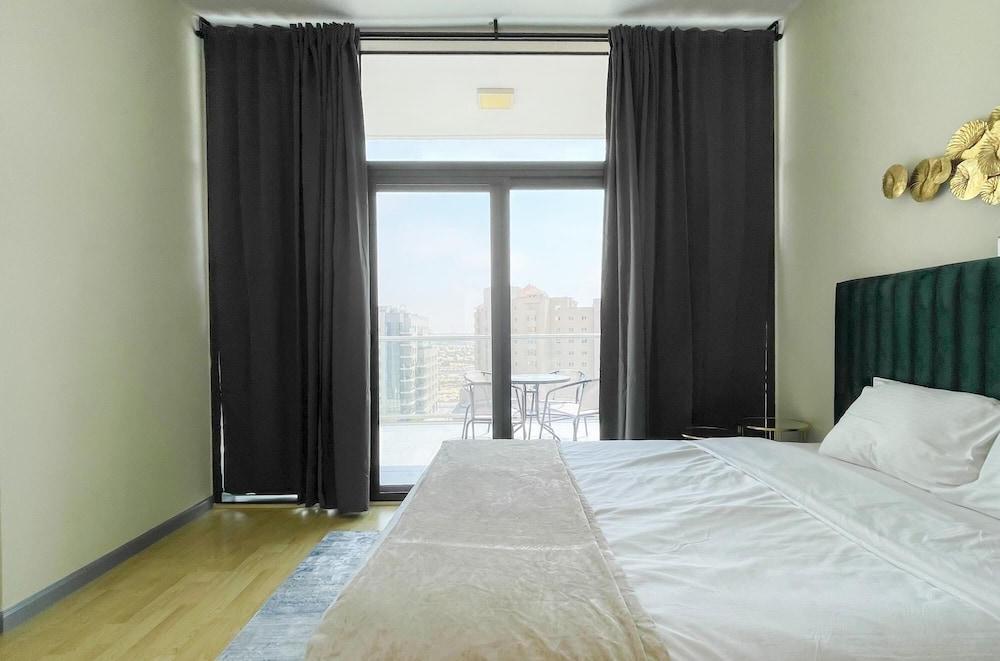 Elite LUX Holiday Homes - Superb Convenient 2 BR Duplex in Silicon Oasis Dubai - Tap to explore photos