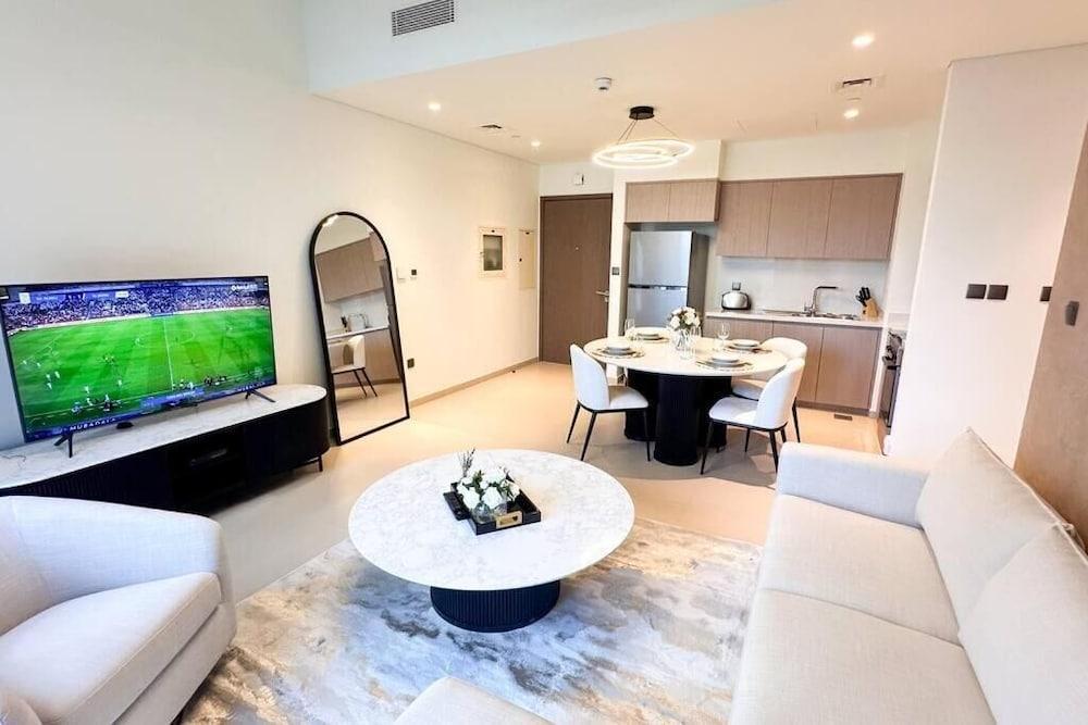 Mh - Stylish 2-bedroom Residence Ref 4100 - Tap to explore photos