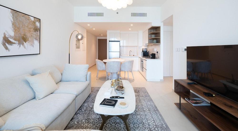 Elegant 1BR Apt Steps Away From Dubai Mall - Tap to explore photos