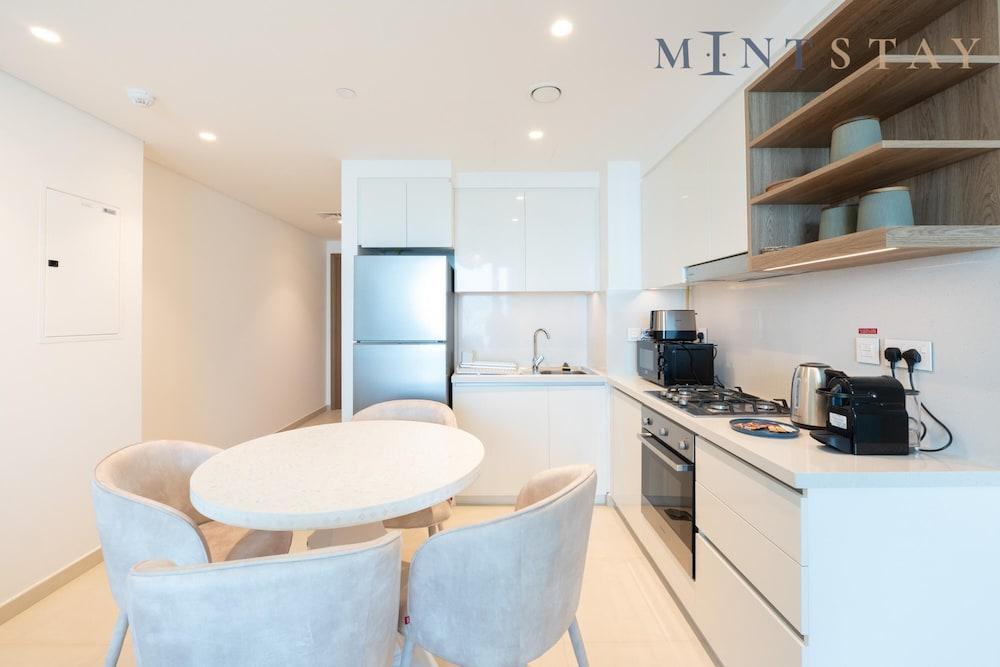 Elegant 1BR Apt Steps Away From Dubai Mall