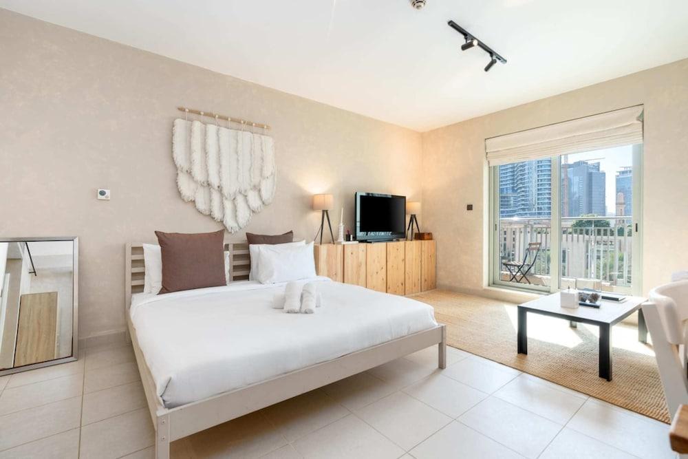 Stylish Studio Apartment w/ Patio, Downtown Dubai