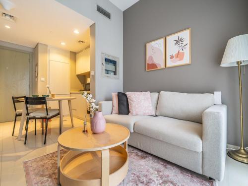 Business Bay's Coziest Hideaway With Balcony - Tap to explore photos