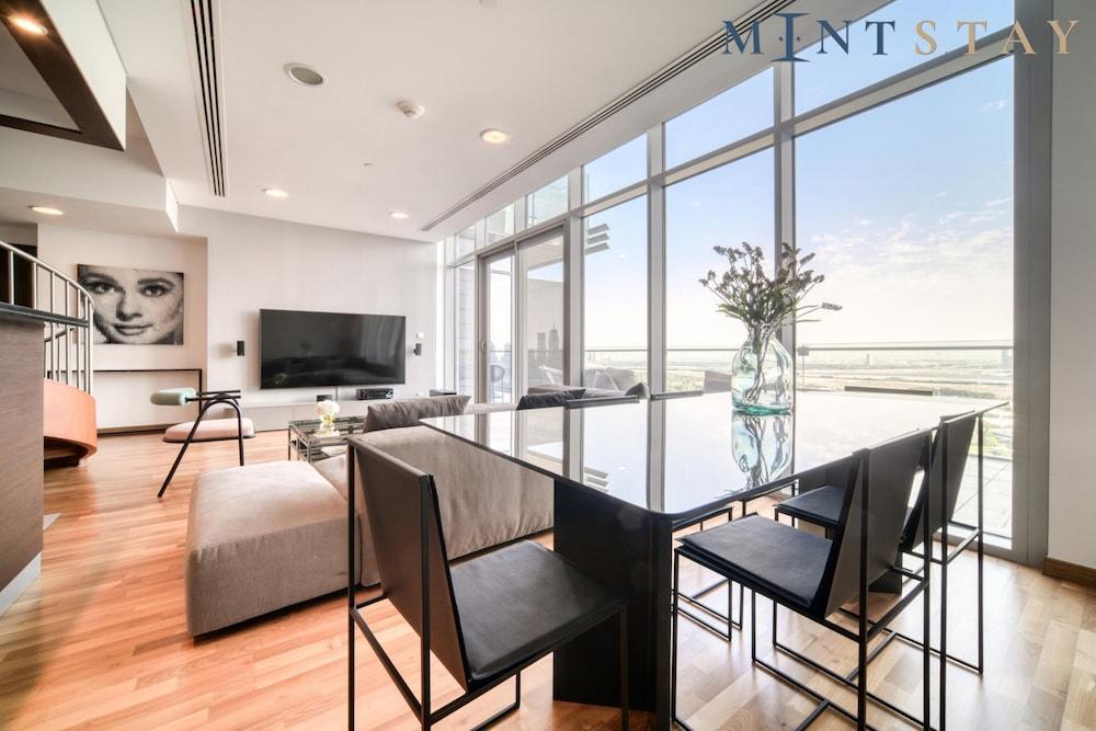 Prime Difc Duplex With Iconic Skyline Views - Tap to explore photos