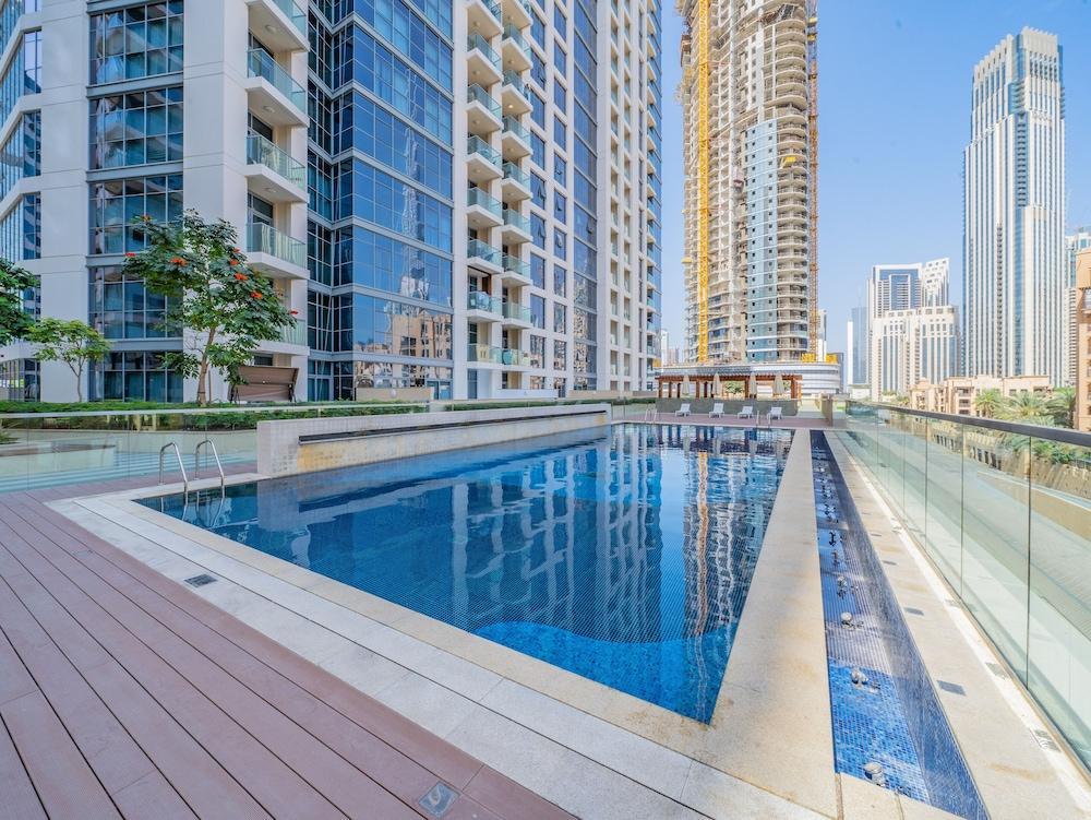 Glamorous Apt With Balcony Facing Burj Khalifa - Tap to explore photos