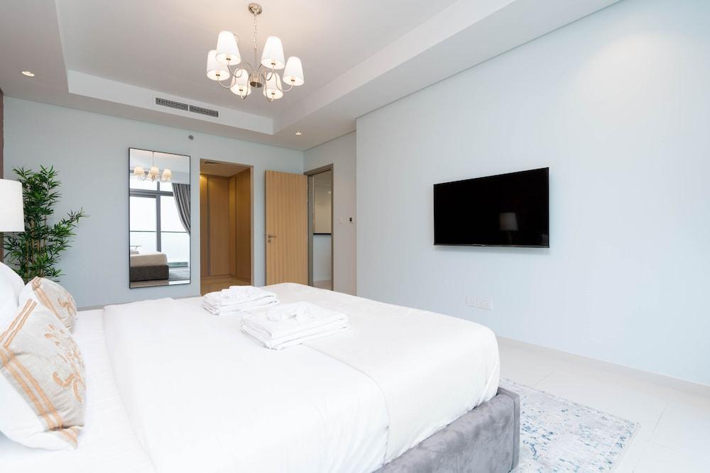 Lux BnB Paramount Midtown I Ocean View - Tap to explore photos