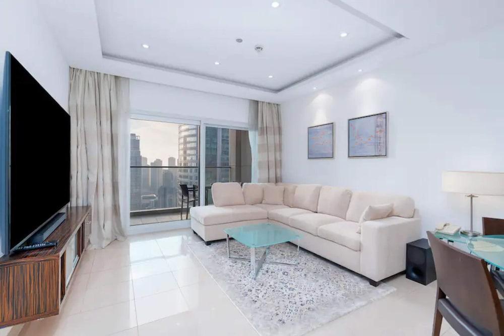 Cozy 2bdr in Jumeirah Lakes Towers - Tap to explore photos