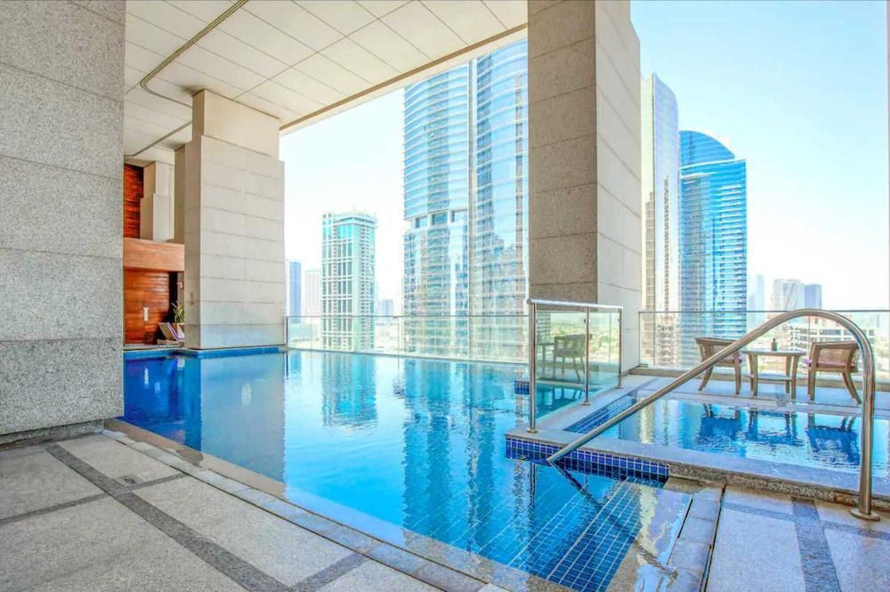 Cozy 2bdr in Jumeirah Lakes Towers - Tap to explore photos