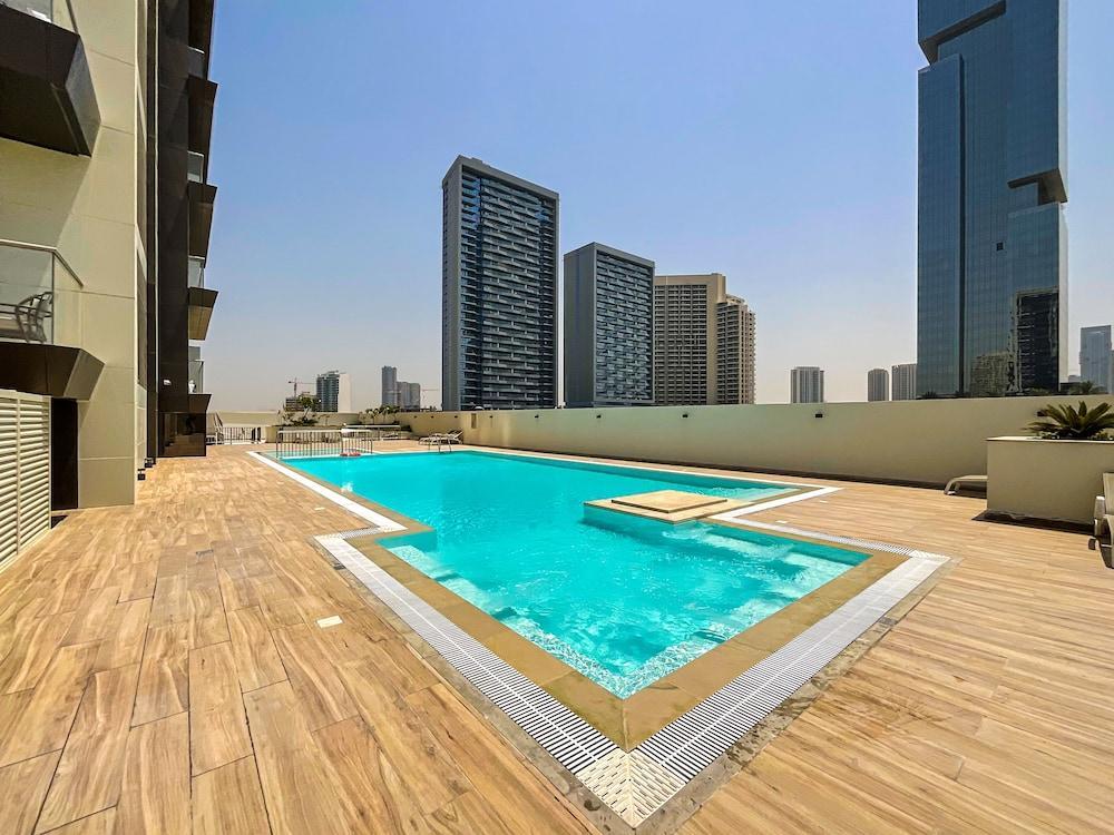 WelHome - Designer’s choice studio with pool and jacuzzi - Tap to explore photos