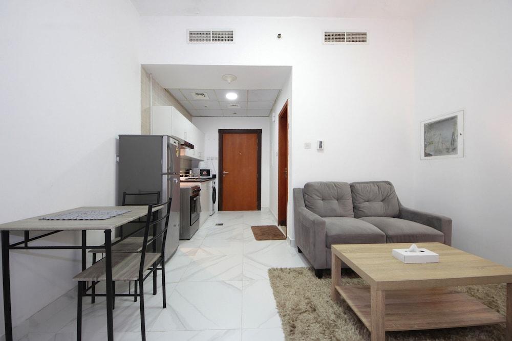 Studio Apartment in Palace Tower 2 - Tap to explore photos
