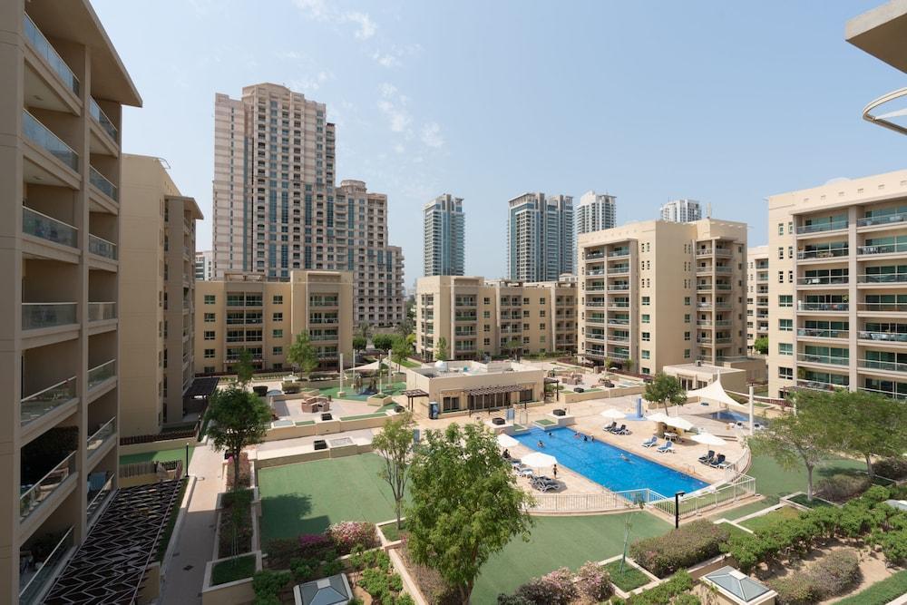 Luxurious Apt with Balcony The Greens Dubai - Tap to explore photos