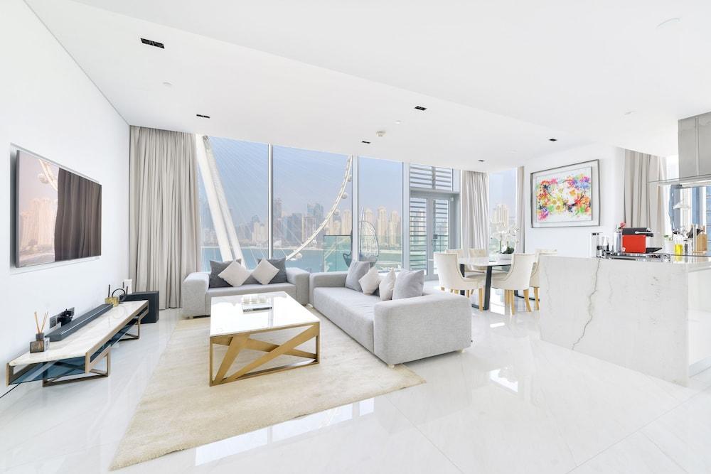 Spectacular 3BR plus 1 - DUBAI EYE view - Tap to explore photos