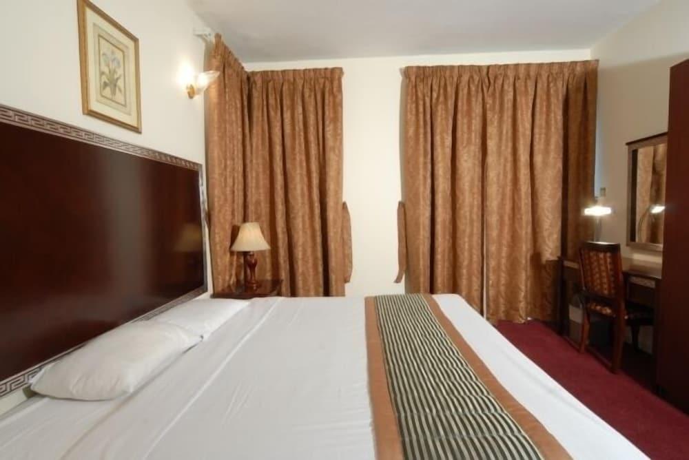 Royal Plaza Hotel Apartments - Tap to explore photos