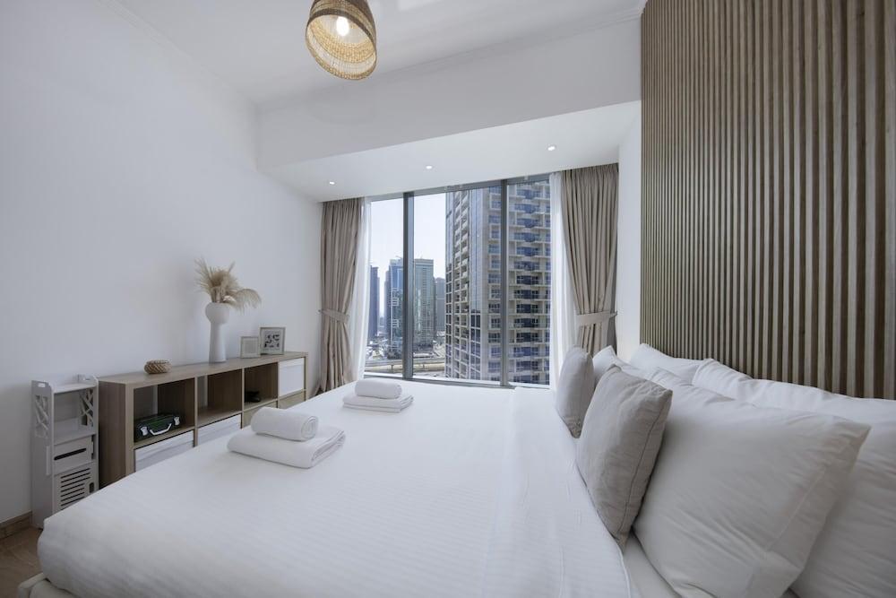 Chic Comfy 1BR in Dubai Marina - Tap to explore photos