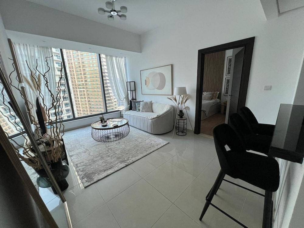 Chic Comfy 1BR in Dubai Marina - Tap to explore photos