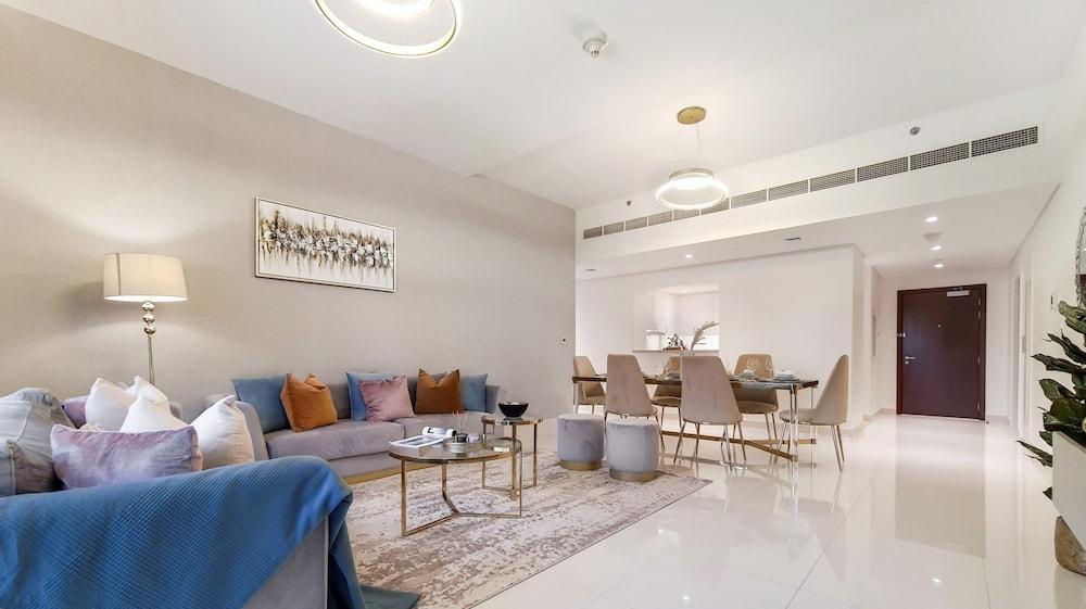 Designer 3 BR w/ walking distance to Dubai Mall - Tap to explore photos