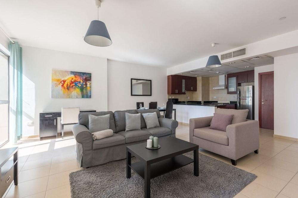 Spacious 1BR 5 minutes to beach - Tap to explore photos
