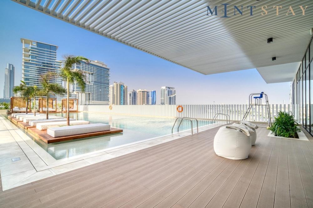 Convenient Studio w Burj Khalifa View - Tap to explore photos