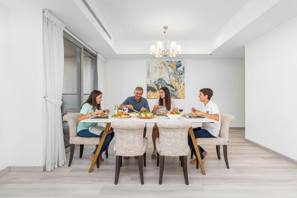 Lux BnB Princess Tower I Palm & Ocean Views - Tap to explore photos