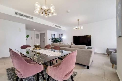 Jbr Sea View Captivating 4-bed Apartment in Dubai - Tap to explore photos