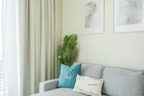 Yogi - Bright Apartment With Panoramic CityScape Views - Tap to explore photos