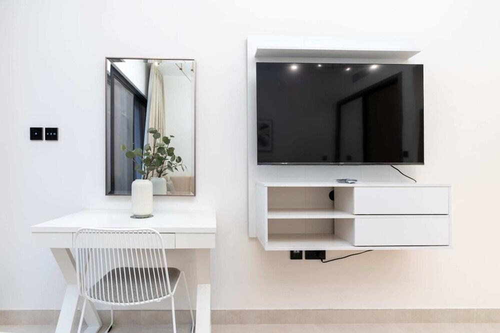 Contemporary Studio Apartment, Dubai Business Bay! - Tap to explore photos